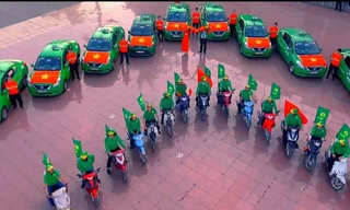 Tập đoàn Mai Linh cho xe xếp thành hình chữ V để cổ vũ đội tuyển