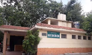 Công nhân 'quản' nhà vệ sinh Thủ đô: Lương bèo lại nợ kéo dài