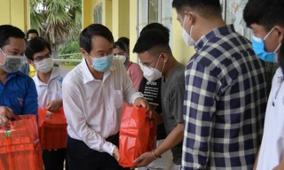 Tặng quà cho sinh viên 