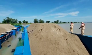 Công an bắt quả tang 3 sà lan chở 1.000m3 cát không rõ nguồn gốc