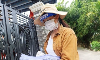 Tường Vi đến từng nhà dân tuyên truyền phòng dịch