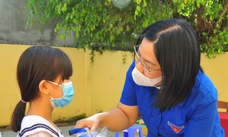 'Chuyến xe yêu thương' đến với học sinh nghèo Trà Vinh