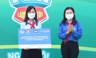 Bí thư Trung ương Đoàn trao quà tại Đồng Tháp