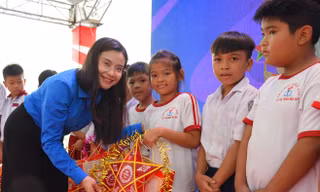 Lồng đèn thắp sáng ước mơ cho thiếu nhi An Giang 