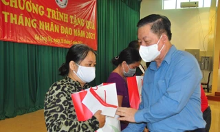 Trưởng Ban Tuyên giáo Trung ương tặng quà cho người nghèo Tiền Giang 