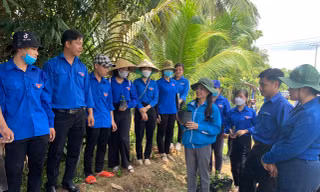 Bí thư T.Ư Đoàn động viên thanh niên tình nguyện, tặng quà cho học sinh nghèo tại Vĩnh Long 