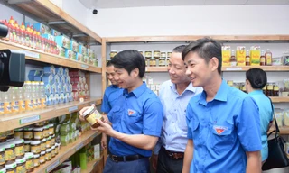 Bí thư Trung ương Đoàn tham quan cửa hàng