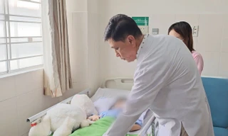 Mải xem điện thoại, bé gái 6 tuổi đứt gần lìa cẳng chân vì kẹt vào cửa thang máy 