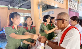Công an An Giang khám bệnh miễn phí cho 600 người dân Campuchia 