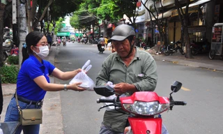 Giáo viên ở Cần Thơ nấu cơm trao tặng người nghèo 