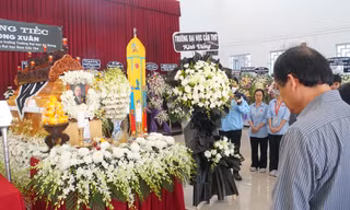 Lãnh đạo địa phương và nhiều trường đại học tiễn đưa Giáo sư Võ Tòng Xuân