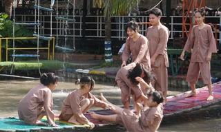 Các bạn trẻ trải nghiệm trò chơi dân gian