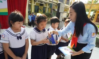 Tặng quà học sinh