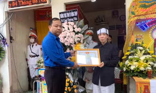 Bí thư Tỉnh đoàn Đồng Tháp truy tặng giấy khen dũng cảm