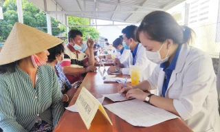 Khám bệnh cho người dân