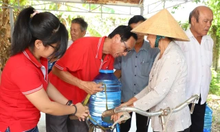 Tuổi trẻ Bến Tre tiếp sức người dân mùa hạn mặn