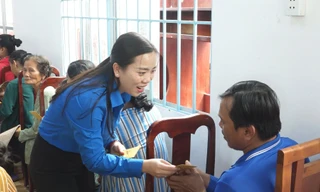 Hàng trăm phần quà Tết sẻ chia đến với người dân Sóc Trăng