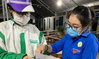 Tình nguyện viên trích tiền thưởng giúp đỡ gia đình khó khăn đang cách ly