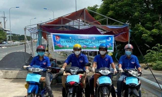 Đội tình nguyện đi chợ giúp người dân, lời hỏi thăm ấm lòng 'hôm nay nhà mình cần gì?'