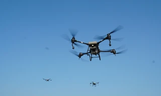 Trình diễn phun thuốc có 'một không hai' bằng thiết bị bay 