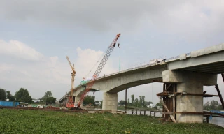 Hợp long cầu Châu Đốc bắc qua sông Hậu