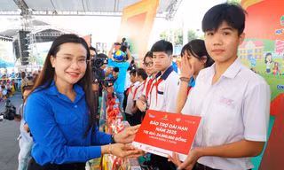  Bí thư T.Ư Đoàn tặng quà Tết cho thiếu nhi An Giang