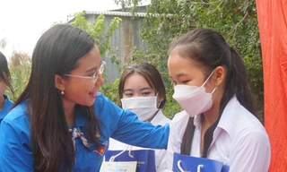 Tặng quà cho học sinh