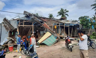Mưa dông làm sập, tốc mái hàng trăm căn nhà ở An Giang