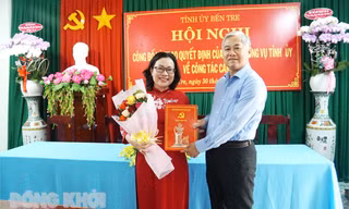 Bến Tre trao quyết định về công tác cán bộ
