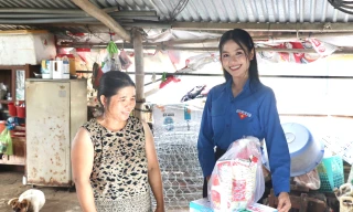 Tỉnh Đoàn Bến Tre cùng Hoa hậu Nguyễn Thanh Hà tặng quà Xuân tình nguyện