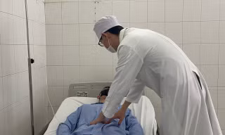 Thanh niên bị mắt xích cưa máy găm vào ổ bụng hơn 2 tuần mới biết