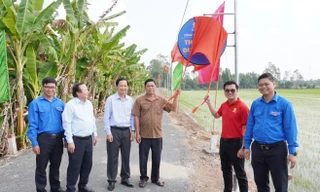 Thắp sáng đường quê bằng năng lượng mặt trời 