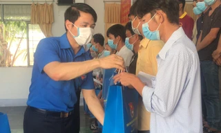 Trung ương Đoàn tặng quà cho người dân Trà Vinh