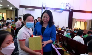 Phó Chủ tịch nước Võ Thị Ánh Xuân tặng quà cho người nghèo tại Bến Tre 