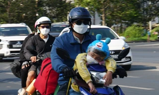 Người dân miền Tây lỉnh kỉnh đồ đạc trở lại TP.HCM, Công an lập chốt tặng nước, sữa