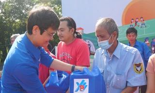 Bí thư thường trực Trung ương Đoàn tặng quà cho người dân