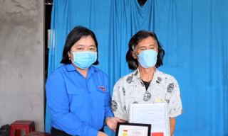 Truy tặng huy hiệu tuổi trẻ dũng cảm cho gia đình anh Thái