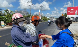 Bạn trẻ Đồng Tháp đội nắng hỗ trợ nước tiếp sức người về quê nghỉ lễ 30/4