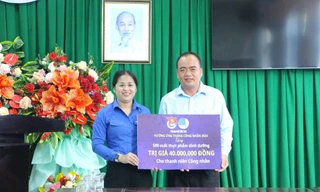 Thành Đoàn Cần Thơ thăm, tặng quà thanh niên công nhân khó khăn