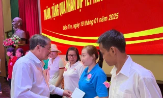 Phó Chủ tịch Quốc hội Nguyễn Đức Hải tặng quà Tết tại Bến Tre