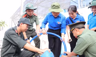Áo xanh tình nguyện tiếp sức người dân vùng hạn mặn Bến Tre 