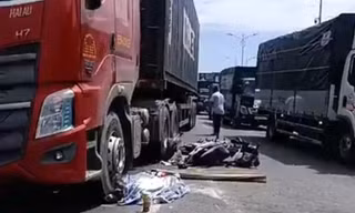  Xe đầu kéo va chạm xe máy trên Quốc lộ 1A, người đàn ông ngã ra đường tử vong