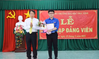 19 chiến sĩ tình nguyện Mùa hè xanh trường ĐH Trà Vinh được kết nạp Đảng