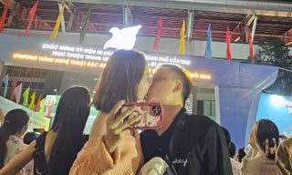 Bạn trẻ trao nhau nụ hôn mừng năm mới 2024