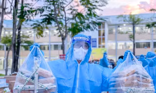 Tình nguyện viên phục vụ bà con