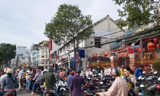 Đông nghịt người viếng chùa cầu bình an đầu năm mới ở Cần Thơ