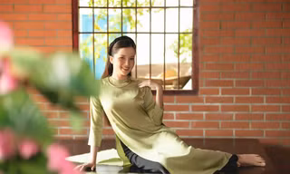 Hoa khôi Huỳnh Thúy Vi duyên dáng hưởng ứng 'Tuần lễ Áo dài'