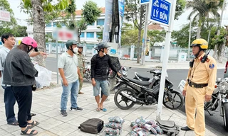 Bắt quả tang đối tượng chở hơn 4.200 quả pháo đi bán