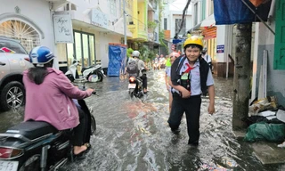 Cần Thơ ngập sâu, người dân vất vả di chuyển sau cơn mưa cuối ngày