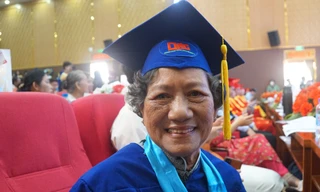 Cụ bà 75 tuổi nhận bằng tốt nghiệp đại học ngành Dược